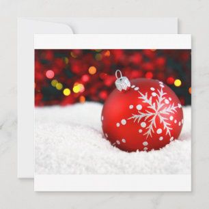 Roter Weihnachtsschmuck im Schnee Karte
