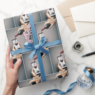 Roter Wein, der in ein Smartphone strömt Geschenkpapier