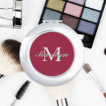 Roter Wein Stilisierte Bridesmaid Monogram Taschenspiegel<br><div class="desc">Ein personalisierter Kompaktspiegel für Ihre Hochzeitsfrau oder Trauzeugin,  der ihren Anfangs- und Namen auf einem trendigen,  weinroten Hintergrund stilisiert. Bearbeiten,  um Initial und Namen zu ersetzen. Wählen Sie Ihren kompakten Spiegelstil aus.</div>
