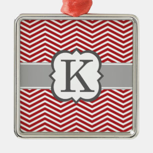 Roter weißer Monogramm-Buchstabe K Zickzack Ornament Aus Metall