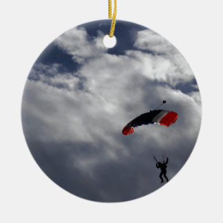 Roter weißer und blauer Fallschirm mit Wolken Keramikornament