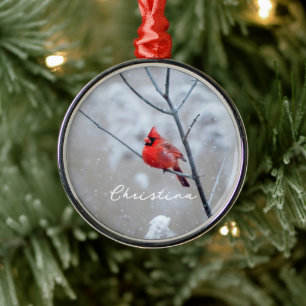 Roter Winterkardinal im Schnee Ornament Aus Metall