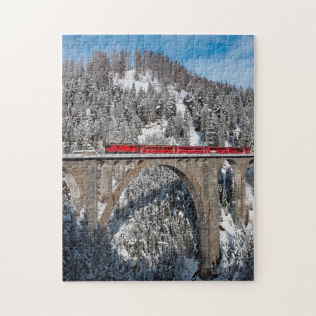 Roter Zug-Kiefern-Schnee bedeckte Berge die (Vertikal)