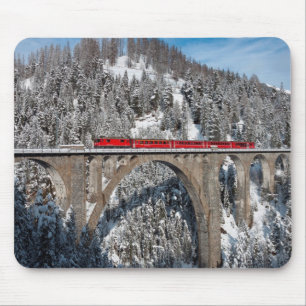 Roter Zug-Kiefern-Schnee bedeckte Berge die Mousepad
