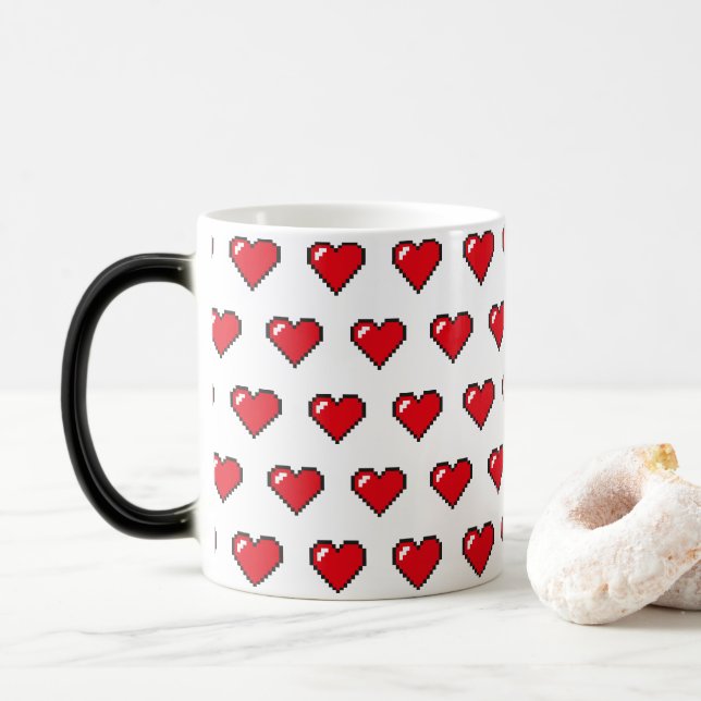 Rotes 8-Bit-Pixel-Herz-Muster Verwandlungstasse (Mit Donut)