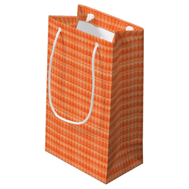Rotes abstraktes Zickzacktextilmuster Kleine Geschenktüte (Rückseite Schrägansicht)