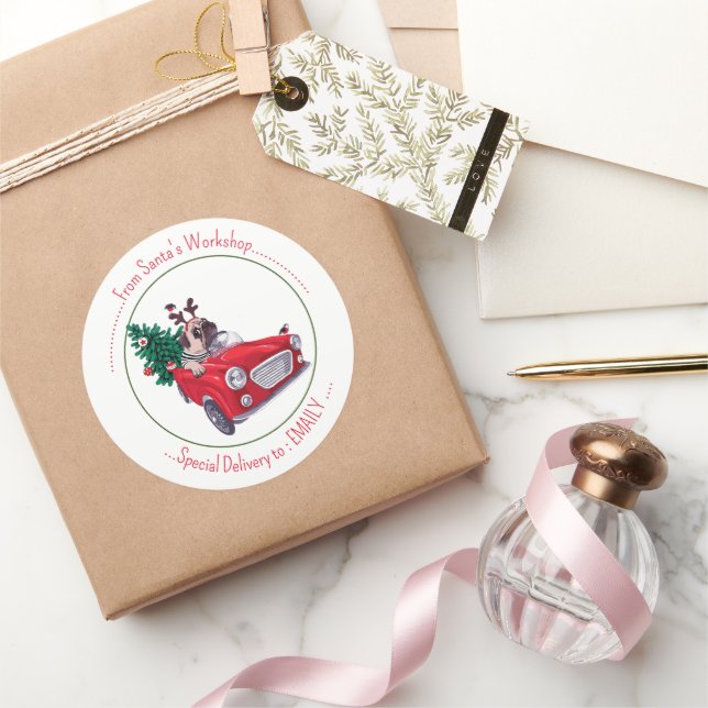 Rotes Auto und Weihnachtsbaum & Happy Hund Runder Aufkleber (Schenken)