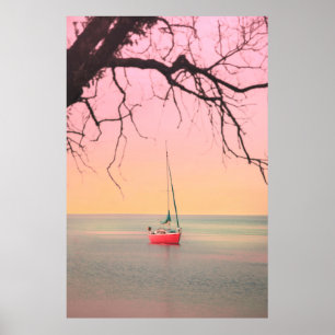 ROTES BOOT AM STRAND WÄHREND DER SONNE POSTER