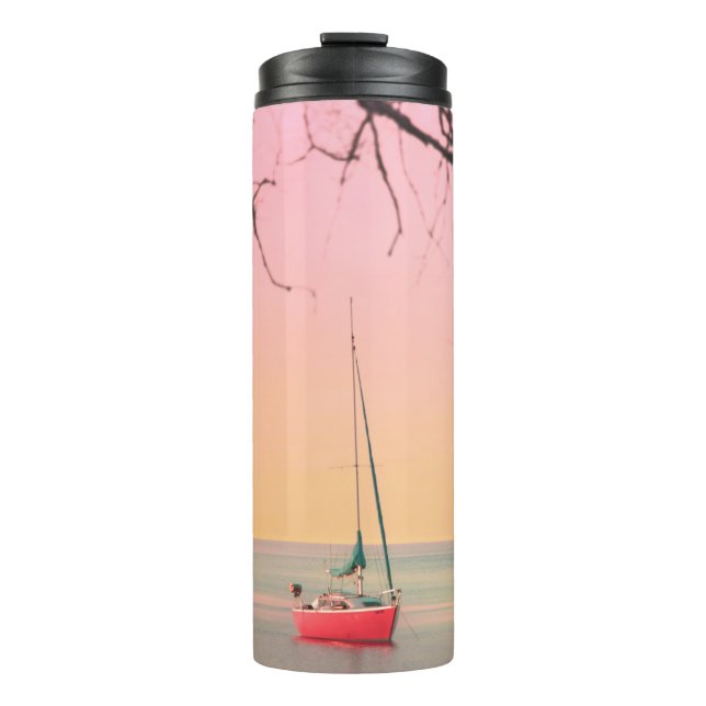 ROTES BOOT AM STRAND WÄHREND DER SONNE THERMOSBECHER (Vorderseite)