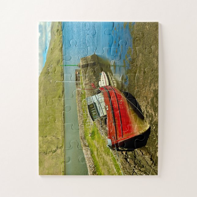 Rotes Boot bei Niedrigwasser (Vertikal)