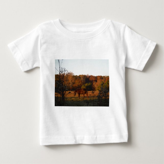 Rotes braunes Pferd, Herbstwald. Baby T-shirt (Vorderseite)
