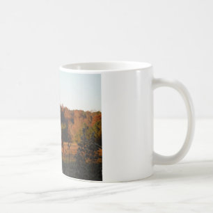 Rotes braunes Pferd, Herbstwald. Kaffeetasse