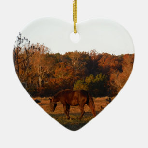 Rotes braunes Pferd, Herbstwald. Keramik Ornament