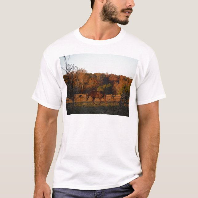 Rotes braunes Pferd, Herbstwald. T-Shirt (Vorderseite)