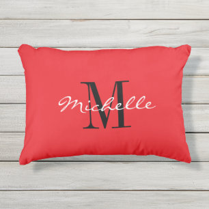 Rotes Dekokissen für außen mit stilvollem Monogram