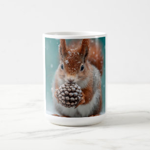 Rotes Eichhörnchen im Schnee mit Pinecone Kaffeetasse