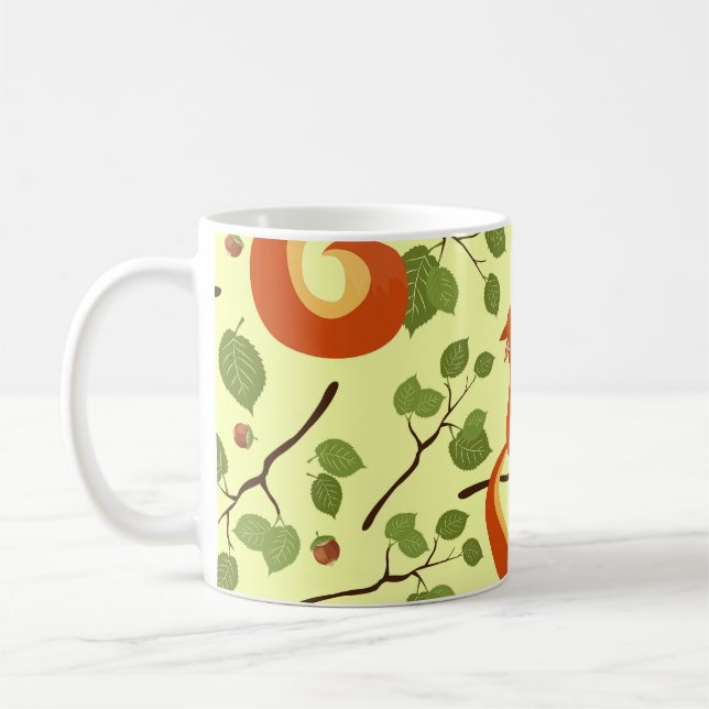 Rotes Eichhörnchen in Haselzweigen. Kaffeetasse (Links)