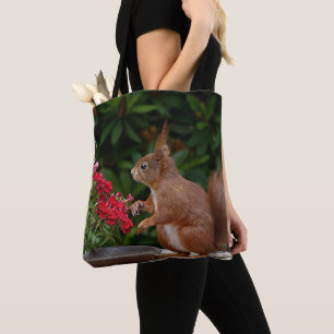 Rotes Eichhörnchen mit Roter Blume Bush Tasche