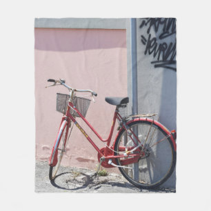 ROTES FAHRRAD AUF DER STRASSE FLEECEDECKE