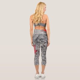 Rotes Fallblatt in Regen auf grauer, strukturierte Capri Leggings