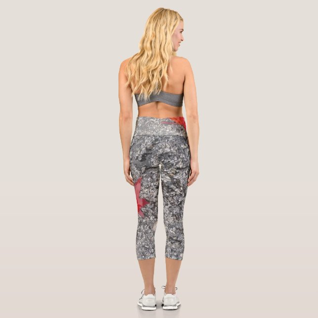 Rotes Fallblatt in Regen auf grauer, strukturierte Capri Leggings (Rückseite)