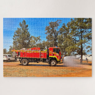 Rotes Feuerwehrauto sprüht Wasser auf die Straße,