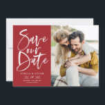 Rotes Foto Save The Date<br><div class="desc">Foto für Rote Wasserfarben Pinselkalligraphie Rette unsere Datumskarte | Melden Sie sich mit dieser individuell anpassbaren Save the Date flachen Karte bei Familie und Freunden an. Es ist mit handgeschriebener moderner Kalligraphie auf rotem Hintergrund ausgestattet. Dieses stilvolle Foto Save the Date ist perfekt für jede Hochzeitszeit und jedes Thema. Weitere...</div>