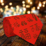 Rotes Geschenk Chinesischer Charakter Kalligrafie  Krawatte<br><div class="desc">Erleben Sie Ihren Stil mit dieser eleganten Krawatte mit dem chinesischen 福 (fu), das "Segen" und Wohlstand symbolisiert. Das Design präsentiert 福 in verschiedenen traditionellen Kalligrafiestilen auf lebendigem rotem Hintergrund und schafft eine harmonische Mischung aus kultureller Kunst und moderner Mode. Ideal, um eine Touch der Tradition zu Ihrem Outfit hinzuzufügen...</div>