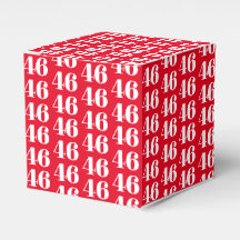 Rotes Geschenk mit Leerbuchstaben anpassen