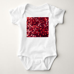 Rotes Glitzer Herz: Minimalistische Textur. Baby Strampler
