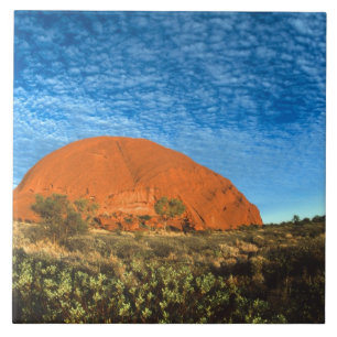 Rotes Glühen des berühmten Ayers Rock im Outback Fliese