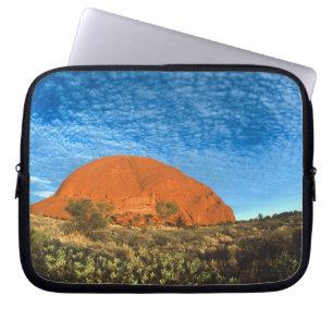 Rotes Glühen des berühmten Ayers Rock im Outback Laptopschutzhülle