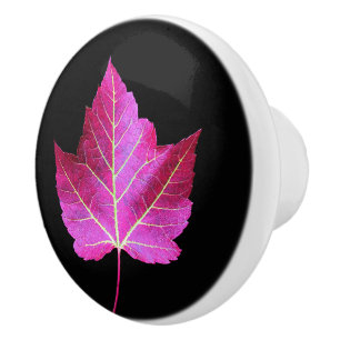 Rotes Herbst-Ahornblatt auf schwarzem Hintergrund Keramikknauf