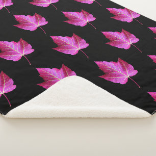 Rotes Herbst-Ahornblatt-Muster auf schwarzen Blume Sherpadecke