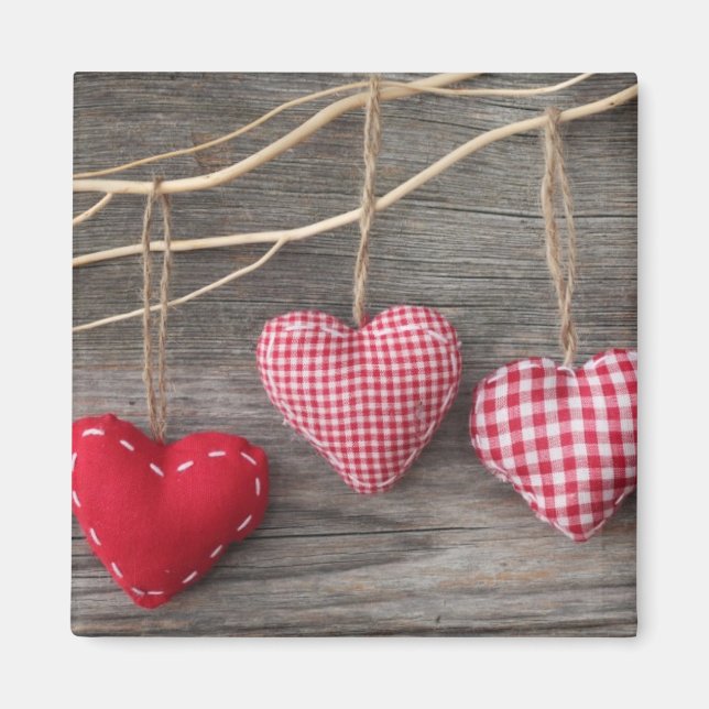 Rotes Herz am Holztisch Magnet (Vorne)