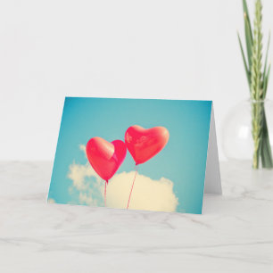 Rotes Herz-Balloon gegen Wolkenhut Karte