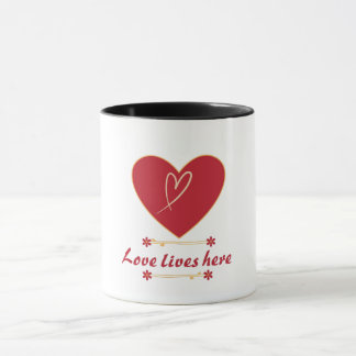 Rotes Herz Blumendesign – „Liebe lebt hier“ Tasse