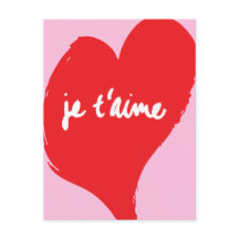 Rotes Herz mit je t’aime-Text auf rosa Hintergrund