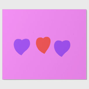 Rotes Herz mit lila Herzen auf rosa Geschenkpapier