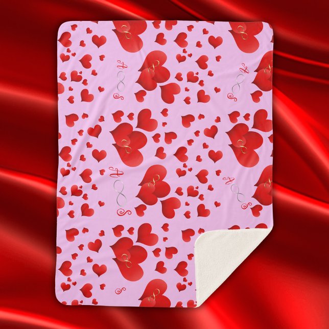 Rotes Herz Unendliche Initialen Monogramm auf Rosa Sherpadecke (Von Creator hochgeladen)