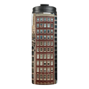 ROTES HOCHHAUS AUS BETON THERMOSBECHER
