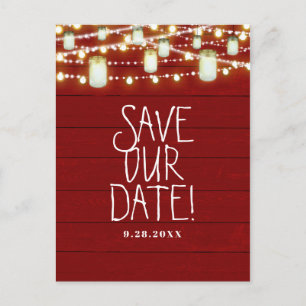 Rotes Holz & Lichterketten Rustikale Save-The-Date Ankündigungspostkarte