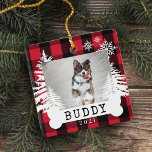 Rotes Kariert Rustikales Pinienbäume Knochen Foto Keramikornament<br><div class="desc">Rustic farm fresh Christmas trees,  Foto von keepsake ornament. The ornament can be customized with the pet's name,  the year and the foto. Red checkerboard plädiert background with rustic pine trees and snowflakes. Die Pet's name is displayed on white dog bone. Artwork by Moodthology Papery</div>