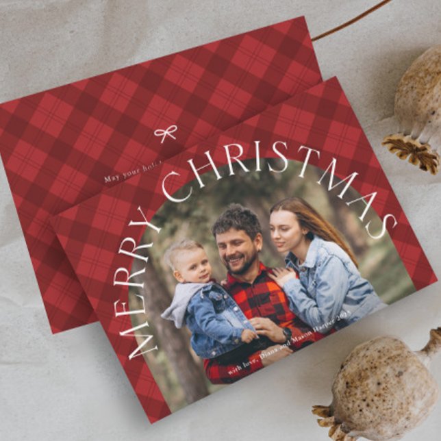 Rotes Karo Boho Bogen Frohe Weihnachten Foto (Rustic red plaid arch photo Christmas holiday cards.)