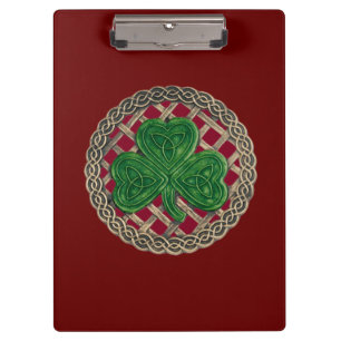 Rotes Kleeblatt auf keltischen Knochen Zwischenabl Klemmbrett