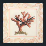 Rotes Korallenriff mit Conch-Muschel-Grenze Quadratische Wanduhr<br><div class="desc">Holen Sie sich dieses moderne Kunstwerk heute mit cremefarbenem Hintergrund. Dieses Kunstwerk enthält eine rote,  schattige Koralle,  die sehr scharf und lebendig ist und eine dekorative Muschel hat. Es ist ein zeitgenössisches Kunstwerk,  das sich perfekt für jedes nautische Thema eignet,  für das man sich entscheiden möchte.</div>