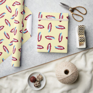 Rotes Lächeln mit blauem Zahnbürste auf Gelb Geschenkpapier