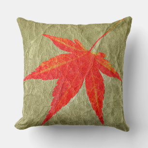 Rotes Leaf auf Tan Leather Kissen