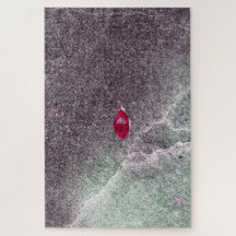 Rotes Leaf mit gesprenkeltem Sand