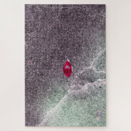 Rotes Leaf mit gesprenkeltem Sand